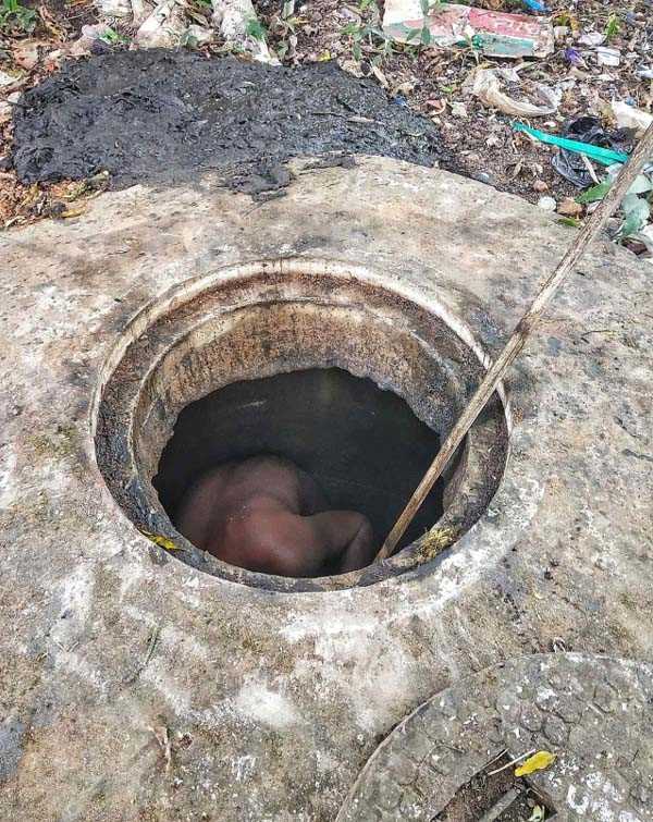 सीवर में गिरे दो लोगों में से एक को बचाया, दूसरे की तलाश जारी सीवर में गिरे दो लोगों में से एक को बचाया, दूसरे की तलाश जारी